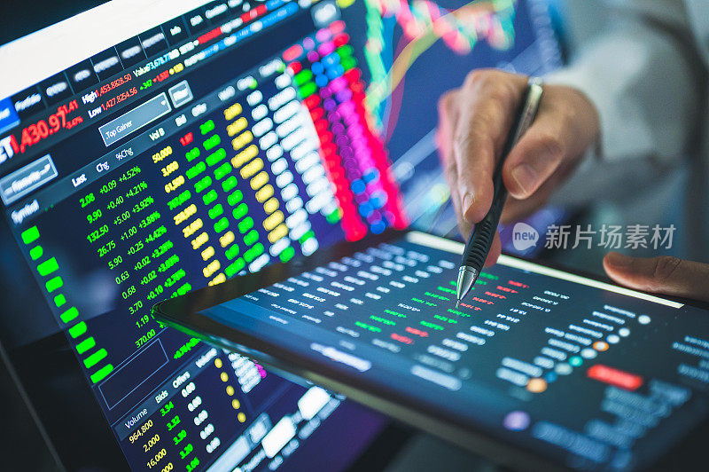 Close up people hand using online trading financial trading ticker using fundamental analysis and financial graph in stock, forex，加密货币和大宗商品比特币short option